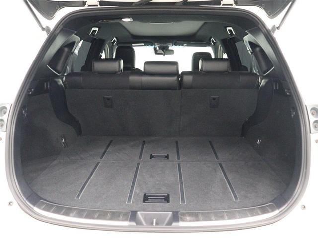 広くフラットなラゲージスペースには、ゴルフバッグ４個を収納可能です。