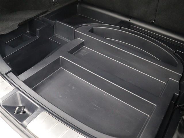 ラゲッジスペース下にも収納スペースがあります。