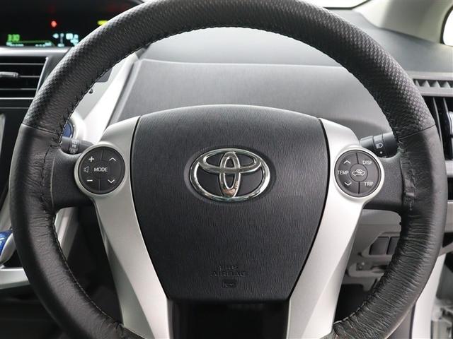 �X�e�A�����O�z�C�[�������𗣂����ƂȂ��I�[�f�B�I��}���`�C���t�H���[�V�����f�B�X�v���C�̕\���ؑւȂǂ̑��삪�s����X�e�A�����O�X�C�b�`���̗p���Ă��܂��B