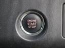 スマートキーを携帯していれば、ブレーキを踏みながらパワースイッチを押すだけで、エンジンが始動します。