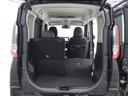リヤシートを倒してスペースを広げた状態です。