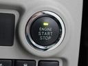 スマートキーを携帯していれば、ブレーキを踏みながらエンジンスイッチを押すだけで、エンジンが始動します。