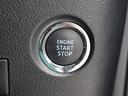 スマートキーを携帯していれば、ブレーキを踏みながらエンジンスイッチを押すだけで、エンジンが始動します。