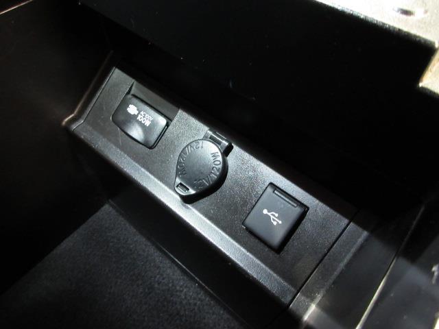 ヴェルファイアハイブリッド Ｚ　ゴールデンアイズ　オートエアコン　キーレス　ＡＣ１００Ｖ　ＥＴＣ車載器　盗難防止システム　ナビＴＶ　クルーズコントロール　Ｂカメラ　４ＷＤ　３列シート　スマートキー　ＤＶＤ再生　メモリーナビ　フルセグテレビ　横滑り防止（21枚目）