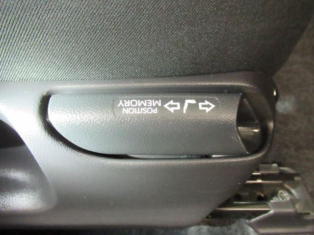 ヤリス Ｚ　サイドＳＲＳ　ＡＡＣ　バックモニタ　スマキー　横滑防止装置　キーフリー　ＬＥＤランプ　パワーウインドウ　助手席エアバック　クルコン　エアバッグ　ＤＶＤ　パワーステアリング　盗難防止システム　ナビ（10枚目）