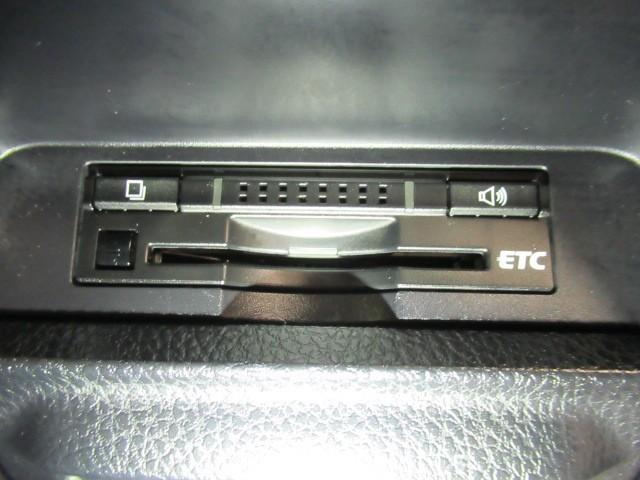 ヴォクシー Ｖ　サンルーフ　両側自動ドア　ＬＥＤヘッドランプ　メモリーナビ　クルーズコントロール　ＤＶＤ再生　ＥＴＣ　スマートキー　ＥＳＣ　リアエアコン　盗難防止システム　３列シート　アイドリングストップ　ＡＢＳ（9枚目）
