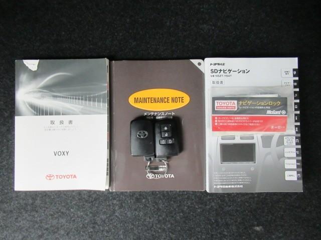 ヴォクシー Ｖ　サンルーフ　両側自動ドア　ＬＥＤヘッドランプ　メモリーナビ　クルーズコントロール　ＤＶＤ再生　ＥＴＣ　スマートキー　ＥＳＣ　リアエアコン　盗難防止システム　３列シート　アイドリングストップ　ＡＢＳ（31枚目）