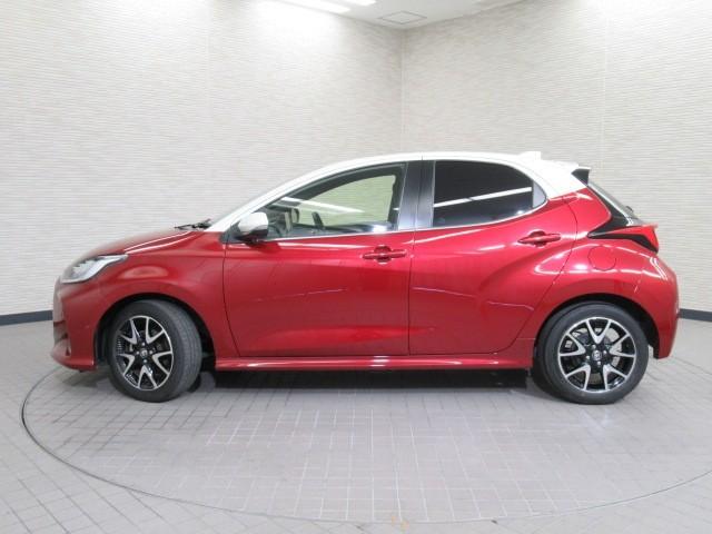 ヤリス Ｚ　サイドＳＲＳ　ＡＡＣ　バックモニタ　スマキー　横滑防止装置　地デジ　キーフリー　アルミ　ＬＥＤランプ　パワーウインドウ　助手席エアバック　クルコン　エアバッグ　パワーステアリング　盗難防止システム（5枚目）