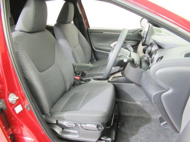 ヤリス Ｚ　サイドＳＲＳ　ＡＡＣ　バックモニタ　スマキー　横滑防止装置　地デジ　キーフリー　アルミ　ＬＥＤランプ　パワーウインドウ　助手席エアバック　クルコン　エアバッグ　パワーステアリング　盗難防止システム（8枚目）