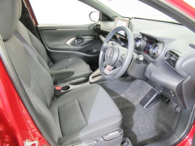 ヤリス Ｚ　サイドＳＲＳ　ＡＡＣ　バックモニタ　スマキー　横滑防止装置　地デジ　キーフリー　アルミ　ＬＥＤランプ　パワーウインドウ　助手席エアバック　クルコン　エアバッグ　パワーステアリング　盗難防止システム（9枚目）