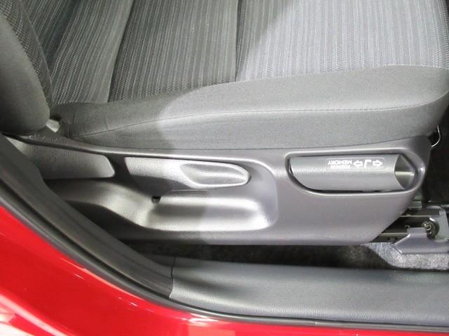 ヤリス Ｚ　サイドＳＲＳ　ＡＡＣ　バックモニタ　スマキー　横滑防止装置　地デジ　キーフリー　アルミ　ＬＥＤランプ　パワーウインドウ　助手席エアバック　クルコン　エアバッグ　パワーステアリング　盗難防止システム（11枚目）