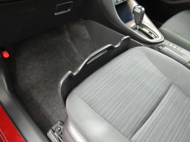 ヤリス Ｚ　サイドＳＲＳ　ＡＡＣ　バックモニタ　スマキー　横滑防止装置　地デジ　キーフリー　アルミ　ＬＥＤランプ　パワーウインドウ　助手席エアバック　クルコン　エアバッグ　パワーステアリング　盗難防止システム（31枚目）