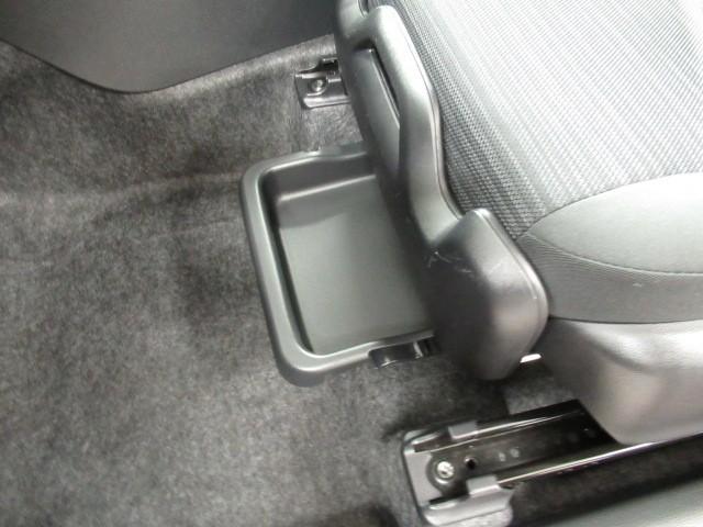 ヤリス Ｚ　サイドＳＲＳ　ＡＡＣ　バックモニタ　スマキー　横滑防止装置　地デジ　キーフリー　アルミ　ＬＥＤランプ　パワーウインドウ　助手席エアバック　クルコン　エアバッグ　パワーステアリング　盗難防止システム（32枚目）