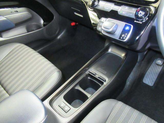 アクア Z LEDヘッドライト スマートキー 100V電源 イモビライザー アルミホイール オートクルーズコントロール エアコン ESC ナビ カーテンエアバッグ ETC キーレス パワーウインドウ ABS(26枚目)