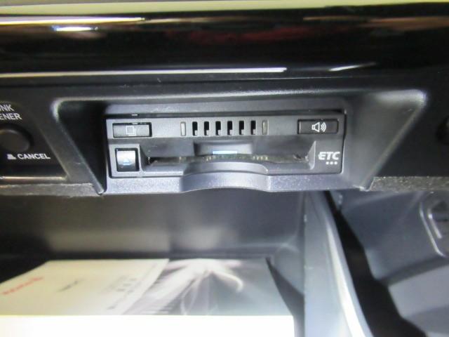 クラウンハイブリッド S Cパッケージ 衝突軽減B 黒革シート 盗難防止システム エアバッグ クルコン Bカメラ LEDヘッドライト フルセグTV AC100V電源 スマートキー&プッシュスタート パワーシート メモリーナビゲーション(26枚目)