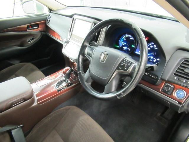 クラウンハイブリッド ロイヤルサルーン 1オーナー車 フルセグテレビ Bカメラ DVD再生機能 盗難防止システム スマキー オートクルーズコントロール 電動パワーシート ESC ETC付き アルミホイール カーテンエアバッグ エアコン PW(9枚目)