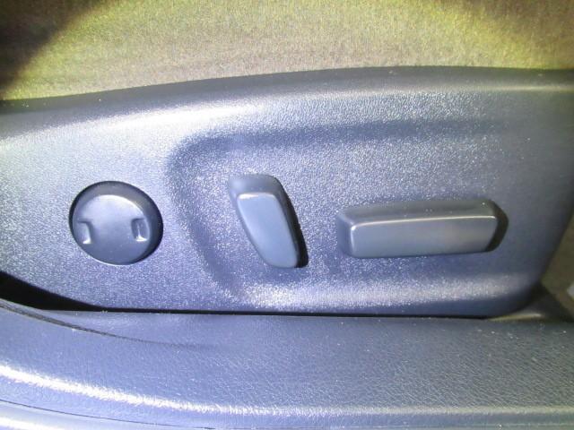 クラウンハイブリッド ロイヤルサルーン 1オーナー車 フルセグテレビ Bカメラ DVD再生機能 盗難防止システム スマキー オートクルーズコントロール 電動パワーシート ESC ETC付き アルミホイール カーテンエアバッグ エアコン PW(11枚目)