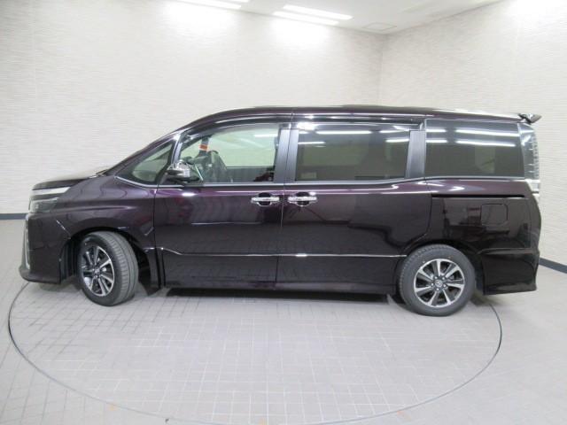 ヴォクシー ZS 煌 地上デジタル TSS 両側パワードア アイドリングストップ車 パワーウィンド 横滑防止 1オーナ DVD可 盗難防止装置 スマートエントリー Bカメラ LEDヘッドライト メモリーナビ 3列シート(5枚目)