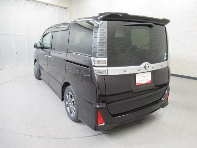 ヴォクシー ZS 煌 地上デジタル TSS 両側パワードア アイドリングストップ車 パワーウィンド 横滑防止 1オーナ DVD可 盗難防止装置 スマートエントリー Bカメラ LEDヘッドライト メモリーナビ 3列シート(7枚目)