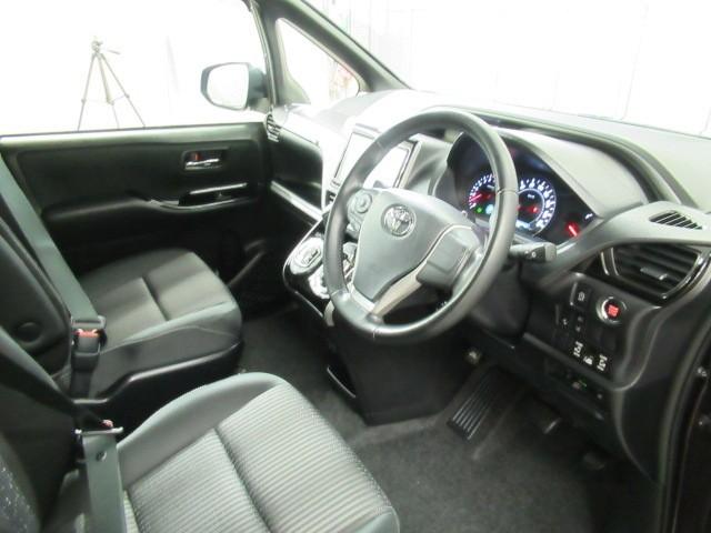 ヴォクシー ZS 煌 地上デジタル TSS 両側パワードア アイドリングストップ車 パワーウィンド 横滑防止 1オーナ DVD可 盗難防止装置 スマートエントリー Bカメラ LEDヘッドライト メモリーナビ 3列シート(8枚目)