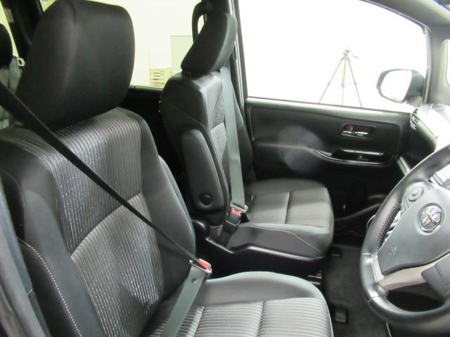 ヴォクシー ZS 煌 地上デジタル TSS 両側パワードア アイドリングストップ車 パワーウィンド 横滑防止 1オーナ DVD可 盗難防止装置 スマートエントリー Bカメラ LEDヘッドライト メモリーナビ 3列シート(9枚目)