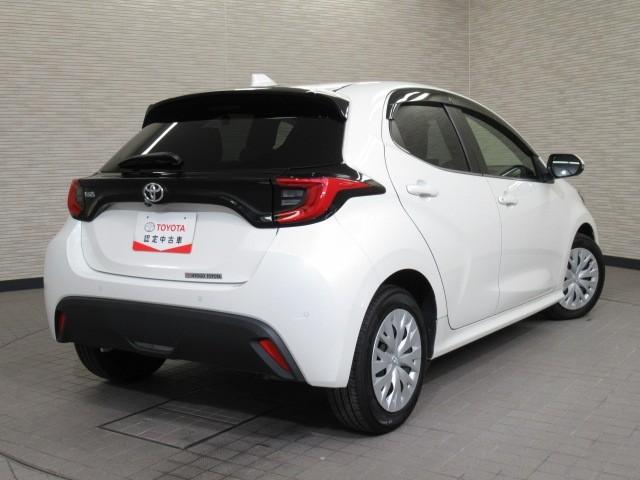 ヤリス Ｚ　サイドＳＲＳ　ＡＡＣ　バックモニタ　スマキー　横滑防止装置　キーフリー　ＬＥＤランプ　パワーウインドウ　助手席エアバック　クルコン　エアバッグ　ＤＶＤ　パワーステアリング　盗難防止システム　ナビ（6枚目）