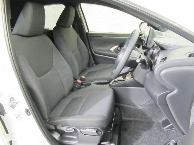 ヤリス Ｚ　サイドＳＲＳ　ＡＡＣ　バックモニタ　スマキー　横滑防止装置　キーフリー　ＬＥＤランプ　パワーウインドウ　助手席エアバック　クルコン　エアバッグ　ＤＶＤ　パワーステアリング　盗難防止システム　ナビ（8枚目）