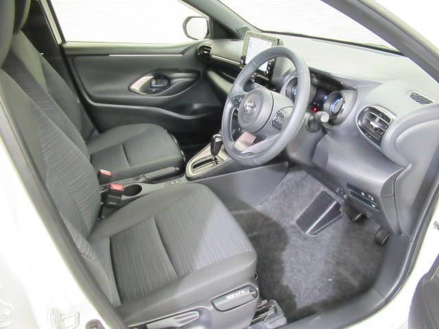 ヤリス Ｚ　サイドＳＲＳ　ＡＡＣ　バックモニタ　スマキー　横滑防止装置　キーフリー　ＬＥＤランプ　パワーウインドウ　助手席エアバック　クルコン　エアバッグ　ＤＶＤ　パワーステアリング　盗難防止システム　ナビ（9枚目）