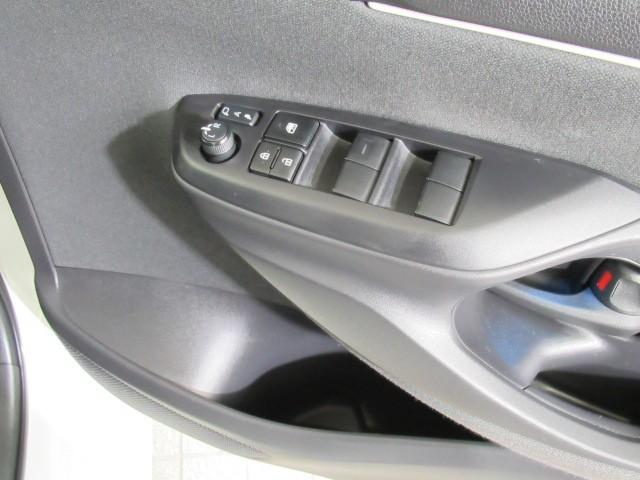 ヤリス Ｚ　サイドＳＲＳ　ＡＡＣ　バックモニタ　スマキー　横滑防止装置　キーフリー　ＬＥＤランプ　パワーウインドウ　助手席エアバック　クルコン　エアバッグ　ＤＶＤ　パワーステアリング　盗難防止システム　ナビ（10枚目）