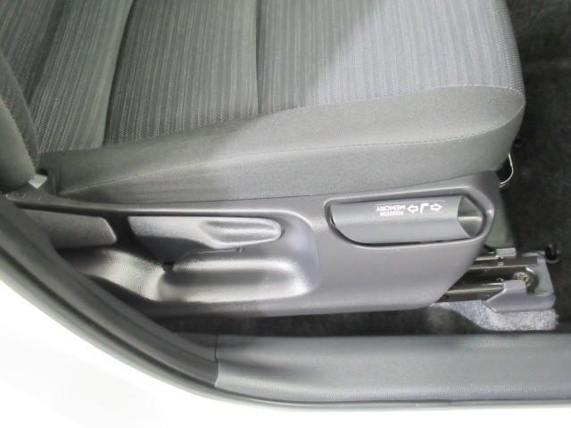 ヤリス Ｚ　サイドＳＲＳ　ＡＡＣ　バックモニタ　スマキー　横滑防止装置　キーフリー　ＬＥＤランプ　パワーウインドウ　助手席エアバック　クルコン　エアバッグ　ＤＶＤ　パワーステアリング　盗難防止システム　ナビ（11枚目）