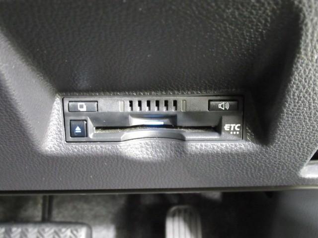 ヤリス Ｚ　サイドＳＲＳ　ＡＡＣ　バックモニタ　スマキー　横滑防止装置　キーフリー　ＬＥＤランプ　パワーウインドウ　助手席エアバック　クルコン　エアバッグ　ＤＶＤ　パワーステアリング　盗難防止システム　ナビ（12枚目）