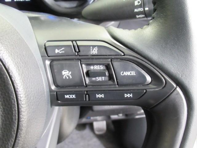 ヤリス Ｚ　サイドＳＲＳ　ＡＡＣ　バックモニタ　スマキー　横滑防止装置　キーフリー　ＬＥＤランプ　パワーウインドウ　助手席エアバック　クルコン　エアバッグ　ＤＶＤ　パワーステアリング　盗難防止システム　ナビ（14枚目）