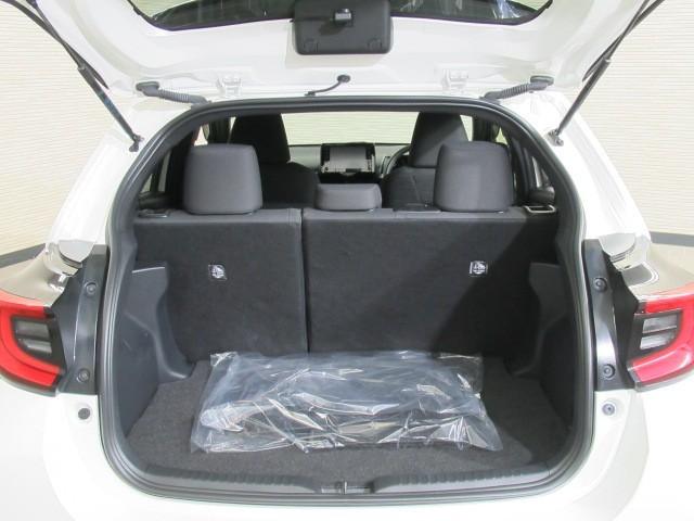 ヤリス Ｚ　サイドＳＲＳ　ＡＡＣ　バックモニタ　スマキー　横滑防止装置　キーフリー　ＬＥＤランプ　パワーウインドウ　助手席エアバック　クルコン　エアバッグ　ＤＶＤ　パワーステアリング　盗難防止システム　ナビ（28枚目）