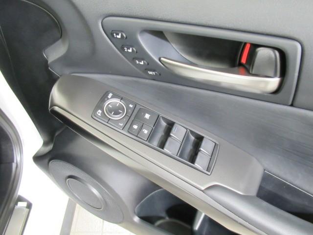 ＩＳ ＩＳ３００ｈ　バージョンＬ　衝突被害軽減　パワーウィンドウ　ＥＴＣ車載器　１オーナー　オートクルーズ　サイドＳＲＳ　パワーステアリング　電動シート　キーレス　ＴＶナビ　ＤＶＤ　ＡＣ　盗難防止システム　横滑り防止機能　エアバッグ（10枚目）