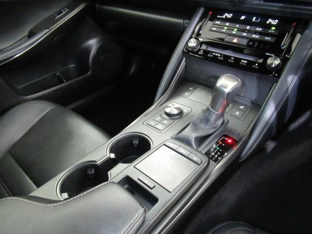 ＩＳ ＩＳ３００ｈ　バージョンＬ　衝突被害軽減　パワーウィンドウ　ＥＴＣ車載器　１オーナー　オートクルーズ　サイドＳＲＳ　パワーステアリング　電動シート　キーレス　ＴＶナビ　ＤＶＤ　ＡＣ　盗難防止システム　横滑り防止機能　エアバッグ（24枚目）