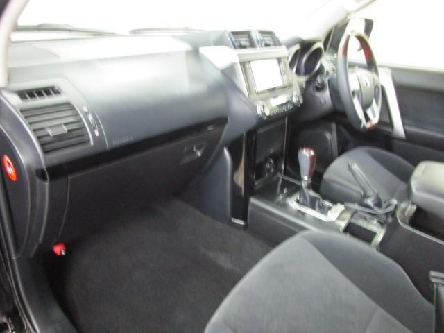 ランドクルーザープラド TX LEDランプ リアカメラ ABS付き 盗難防止装置 アルミホイール 3列 メモリーナビ キーレス サイドエアバッグ ナビTV ダブルエアバッグ ETC装備 横滑り防止 切替4WD DVD再生可(24枚目)