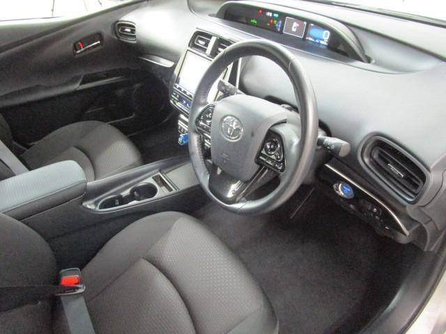 プリウス SセーフティプラスII メモリーナビ フルセグ 全周囲カメラ LEDヘッドライト CD/DVD再生機能 衝突被害軽減ブレーキ ペダル踏み間違い急発進制御装置 ブラインドスポットモニター ETC ワンオーナー 先進ライト(8枚目)