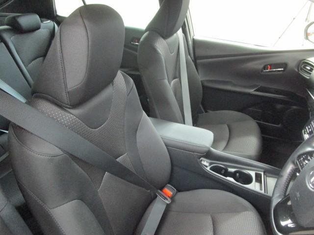 プリウス SセーフティプラスII メモリーナビ フルセグ 全周囲カメラ LEDヘッドライト CD/DVD再生機能 衝突被害軽減ブレーキ ペダル踏み間違い急発進制御装置 ブラインドスポットモニター ETC ワンオーナー 先進ライト(9枚目)