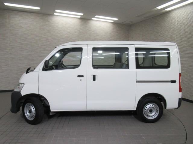 タウンエースバン ＤＸ　横滑防止装置　衝突軽減　運転席エアバッグ　エアコン　ＬＥＤヘッドライト　バックカメラ　Ｗエアバック　メモリーナビ　盗難防止システム　ＡＢＳ　ＥＴＣ　アイドリングストップ　ナビ（4枚目）