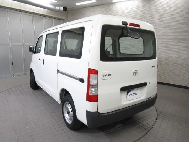 タウンエースバン ＤＸ　横滑防止装置　衝突軽減　運転席エアバッグ　エアコン　ＬＥＤヘッドライト　バックカメラ　Ｗエアバック　メモリーナビ　盗難防止システム　ＡＢＳ　ＥＴＣ　アイドリングストップ　ナビ（6枚目）