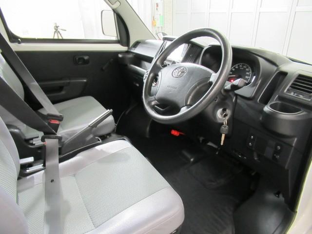 タウンエースバン ＤＸ　横滑防止装置　衝突軽減　運転席エアバッグ　エアコン　ＬＥＤヘッドライト　バックカメラ　Ｗエアバック　メモリーナビ　盗難防止システム　ＡＢＳ　ＥＴＣ　アイドリングストップ　ナビ（7枚目）