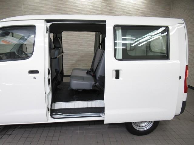 タウンエースバン ＤＸ　横滑防止装置　衝突軽減　運転席エアバッグ　エアコン　ＬＥＤヘッドライト　バックカメラ　Ｗエアバック　メモリーナビ　盗難防止システム　ＡＢＳ　ＥＴＣ　アイドリングストップ　ナビ（25枚目）