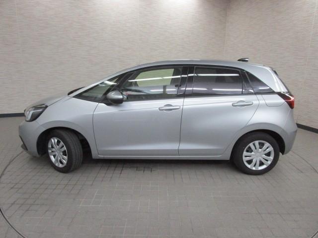 フィット ホーム　メモリーナビ　ワンオーナー　リアカメ　ＬＥＤライト　フルセグＴＶ　エアバッグ　ｉストップ　スマ－トキ－　盗難防止装置　ＥＴＣ車載器　Ｗエアバック　フルオートエアコン　パワーウィンドウ　パワステ　ＶＳＡ（4枚目）