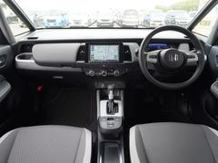 視界広々で非常に運転しやすくロングドライブでも疲れを感じさせないすっきりとまとまったインパネ周りです。 7