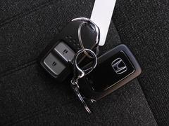 ◆スマートキー◆カギをバッグやポケットに入れたままでもドアロックの開閉ができる『スマートキー』付き！雨天や暗くなってもカギを取り出す必要がなくドアの開錠＆エンジンも始動できます 5