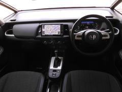 視界広々で非常に運転しやすくロングドライブでも疲れを感じさせないすっきりとまとまったインパネ周りです。 7