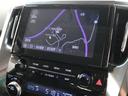 スマートフォンとの連携を可能にした9インチのディスプレイオーディオにはナビキットを採用。CD/DVDビデオ、フルセグTV、USB入力に対応してます。(T‐Connectナビは別途有料)