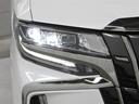 3眼LEDヘッドランプ(スモークメッキ+ブラックエクステンション)、LEDシーケンシャルターンランプ(フロント・リヤ)、LEDコーナリングランプが特別装備されています。
