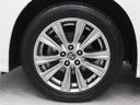 高輝度塗装の18インチアルミホイールが装着されています。タイヤサイズ235/50R18