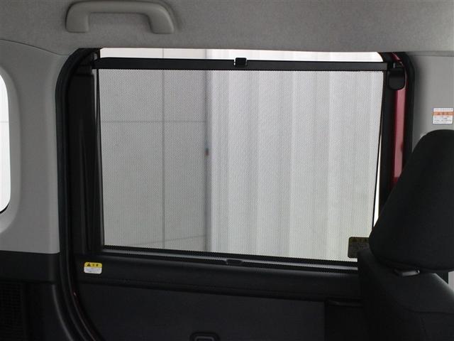 スライドドアに収納式のサンシェードを装備しています。